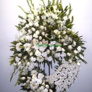 Corona floral en tonos blancos