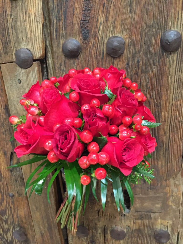 bouquet rosas rojas con hypericum